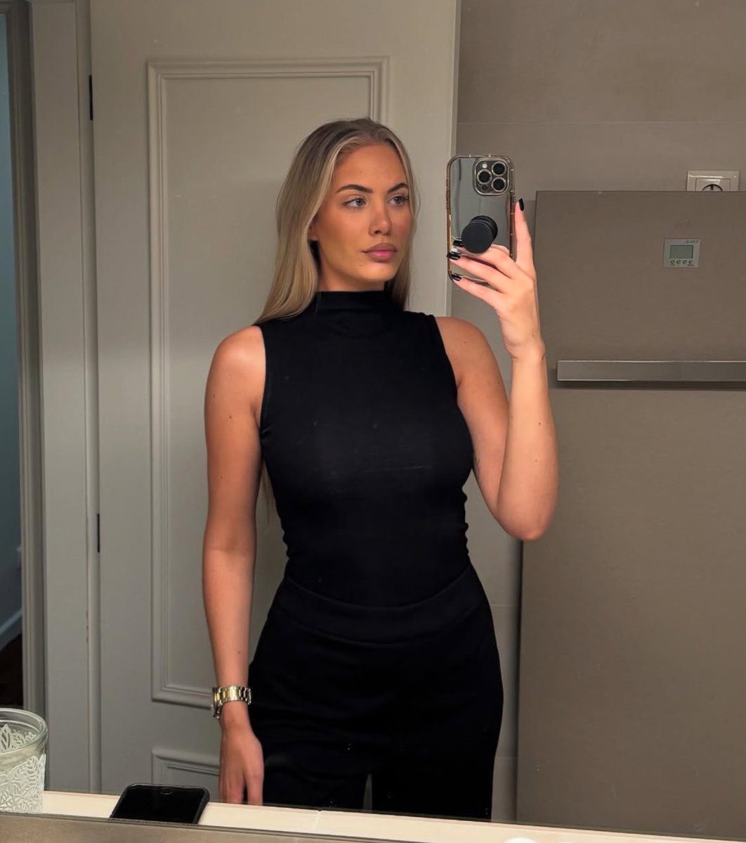 sentqueenmary's tweet photo. Good evening boys, going out with the girls, who wants to see pics of the crew? https://t.co/Y3MgkCauuL