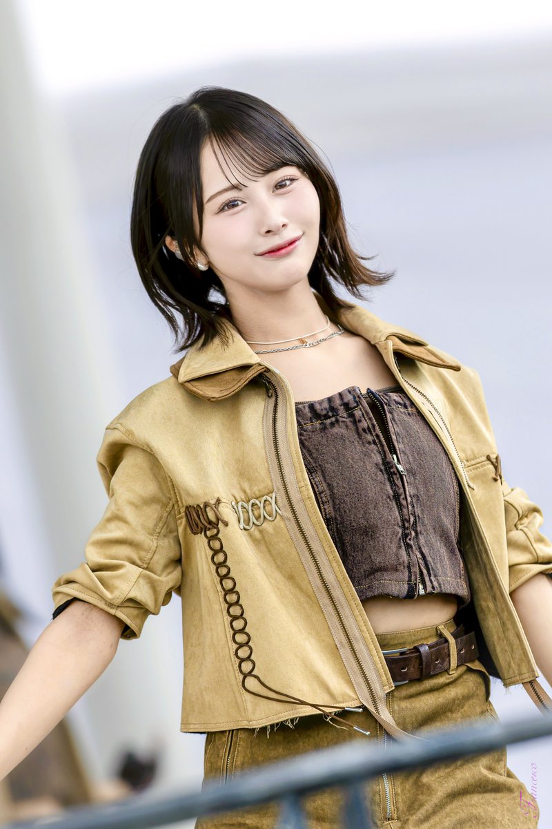 Her Gaze Turns Silence into Something Warm このまなざしが世界を