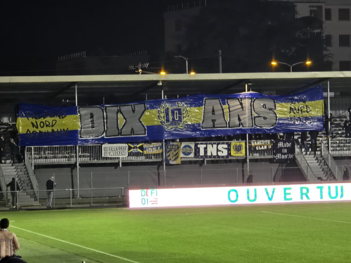 Très beau tifo pour les 10 ans 💛💙 #FBBP01FCSM
