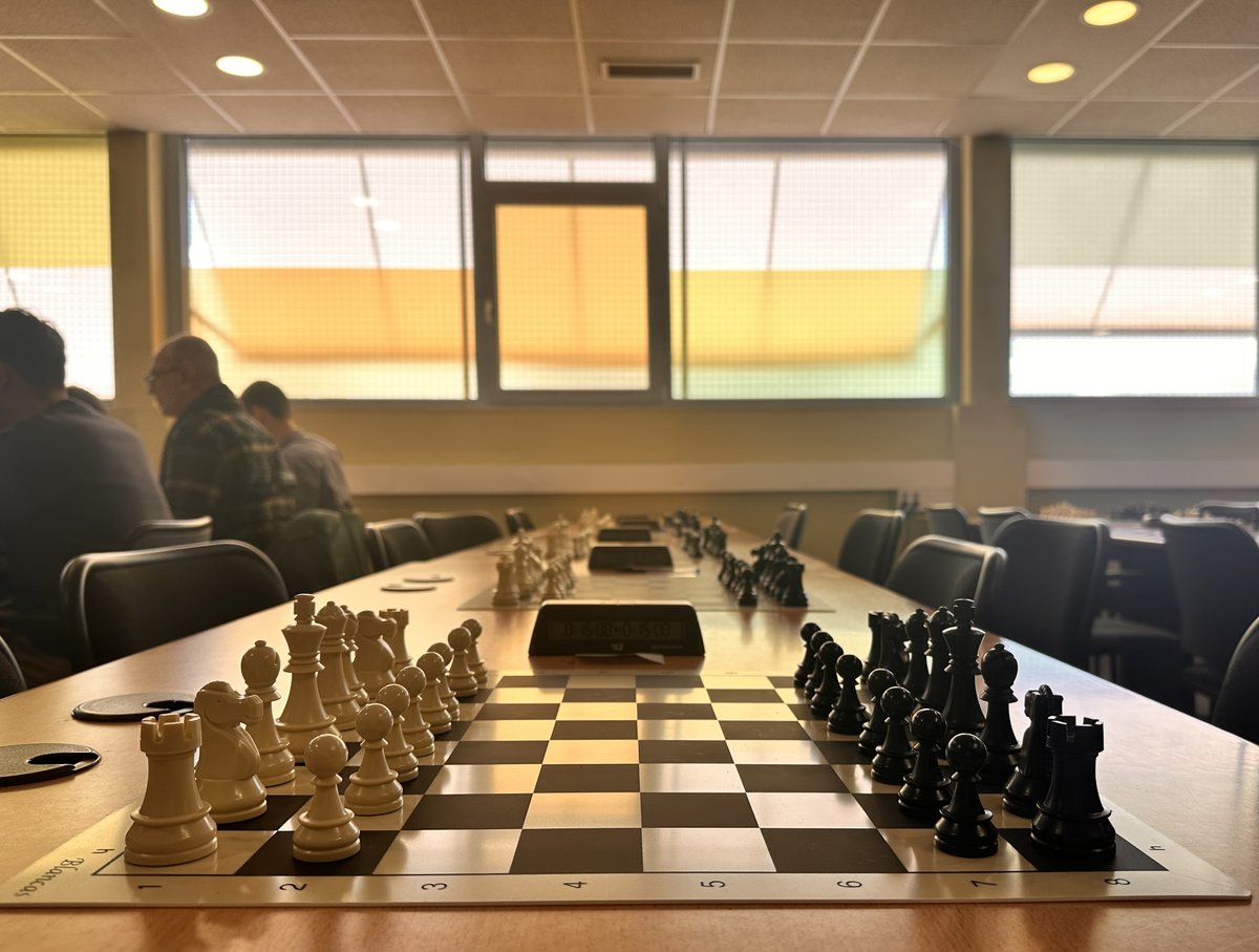 💡 NOVEDAD ‼️
♟️¿Te gusta el ajedrez?
🏁 ¡Te prestamos el tablero y las piezas!
🗣️ Pídelos en el mostrador de la biblio.