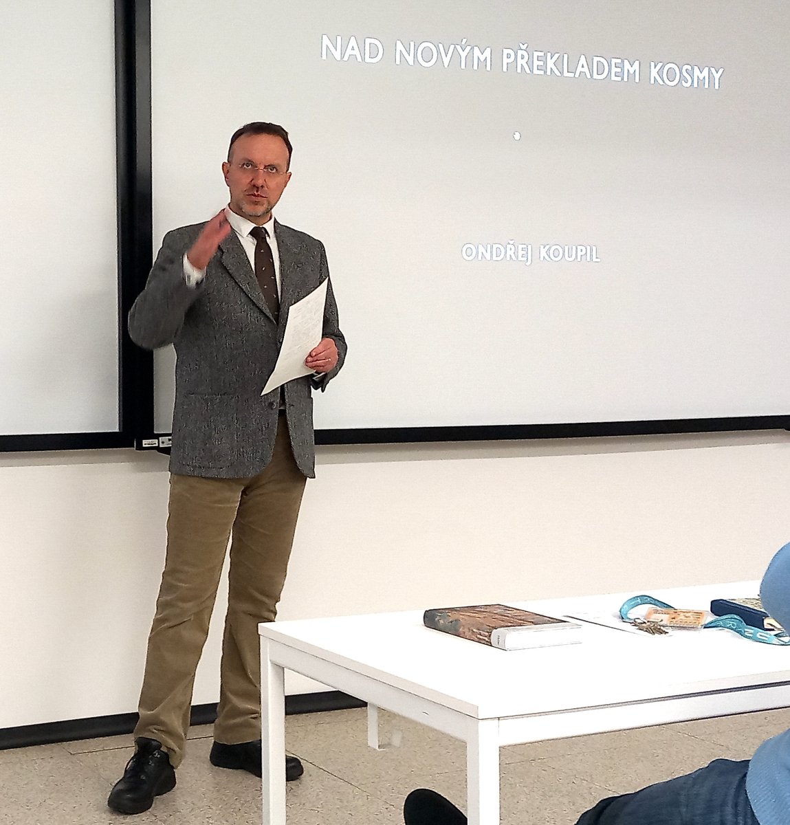 OKoupil's tweet photo. Trochu strašidelný snímek, ale ve skuternosti pěkný zážitek v hnízdě „kosmologů“ FF MU: tzv. medievistický pátek. Vystoupil a moderoval i David Kalhous. Představení překladu Kosmy, který vydala Česká knižnice. https://t.co/jLQHqNvJAU