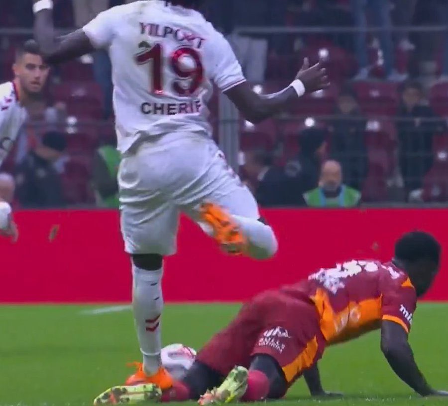 Mehmet Türkmen şu pozisyona kırmızıyı geçtim sarı kart bile vermedi.

Allah sizi bildiği gibi yapsın!