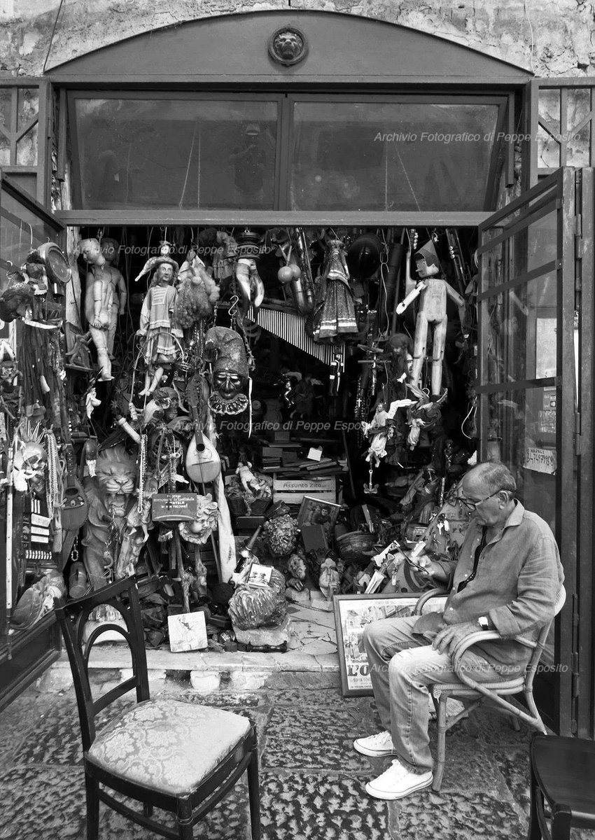 Da qualche tempo il negozio di Agostino 'o pazzo era chiuso.
Un altro pezzo di storia ( folle e controversa) di #Napoli se n'è andato