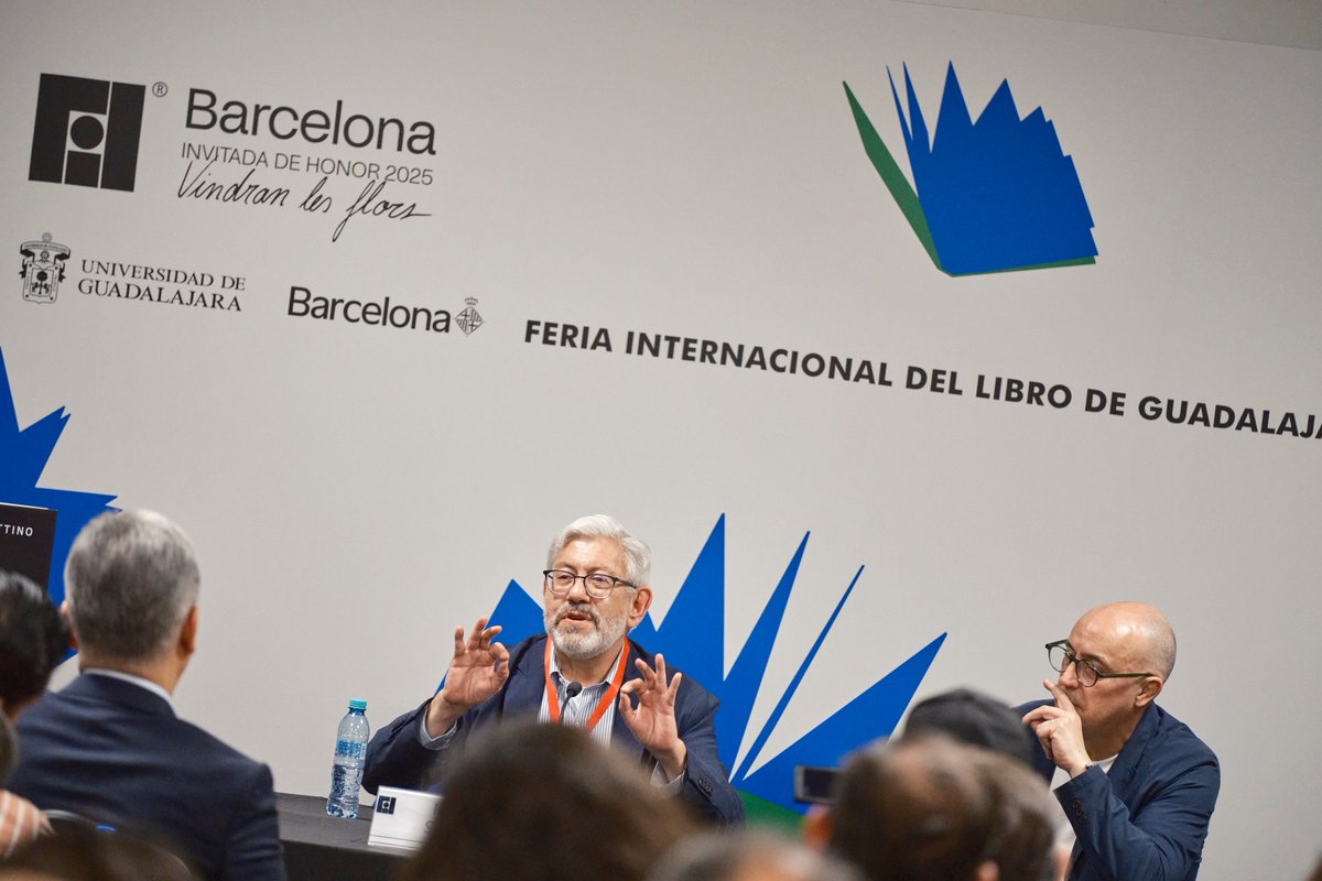 Macario Schettino (<a href="/macariomx/">Macario Schettino</a>) nos regaló una interesante charla en la @FilGuadalajara sobre las conspiraciones que han conformado la historia del país. Un tema que nos puso a reflexionar. Si andas en la Fil, encuentra su libro Conspiraciones en el stand de <a href="/PlanetaLibrosMx/">Planeta de Libros México</a>.