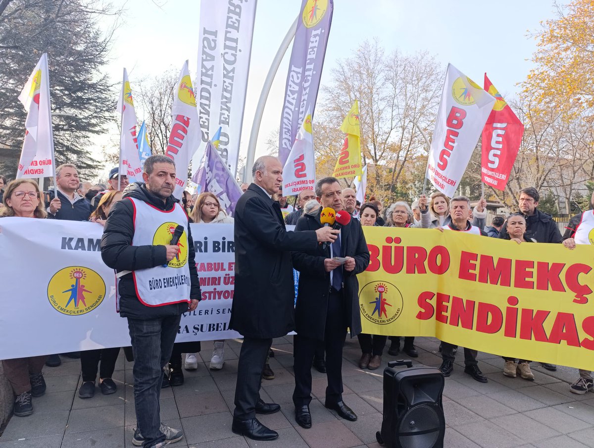 BesAnkara2nolu's tweet photo. Meclis önünde sesimizi yükselttik: Kamu hizmeti bir bütündür ve emekçilere reva görülen yoksulluk düzenini kabul etmiyoruz. Ücret adaletinin sağlanmadığı hiçbir düzen meşru değildir. Birlikte değiştireceğiz! ✊🔥

#AyrımcılığaSon
#MerkezTaşraAyrımınaSon
#KatılDeğiştirelim https://t.co/Dp5FtohGKt