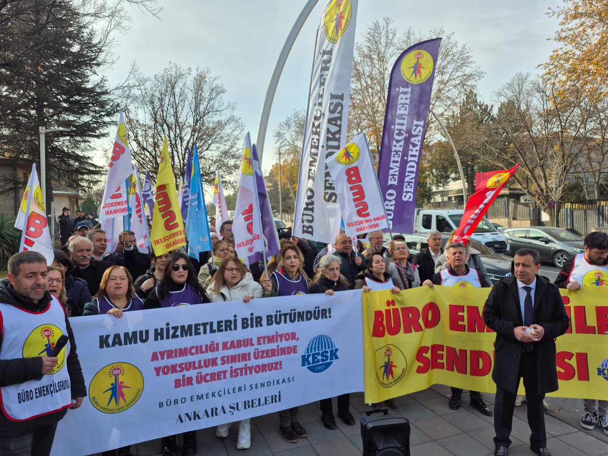 BesAnkara2nolu's tweet photo. Meclis önünde sesimizi yükselttik: Kamu hizmeti bir bütündür ve emekçilere reva görülen yoksulluk düzenini kabul etmiyoruz. Ücret adaletinin sağlanmadığı hiçbir düzen meşru değildir. Birlikte değiştireceğiz! ✊🔥

#AyrımcılığaSon
#MerkezTaşraAyrımınaSon
#KatılDeğiştirelim https://t.co/Dp5FtohGKt