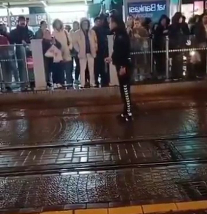 “Kurtları bağlamışlar köpekler serbest,
  Eşkiya düze indi, yiğitler derdest!”

#PolisiminYanındayım 🇹🇷