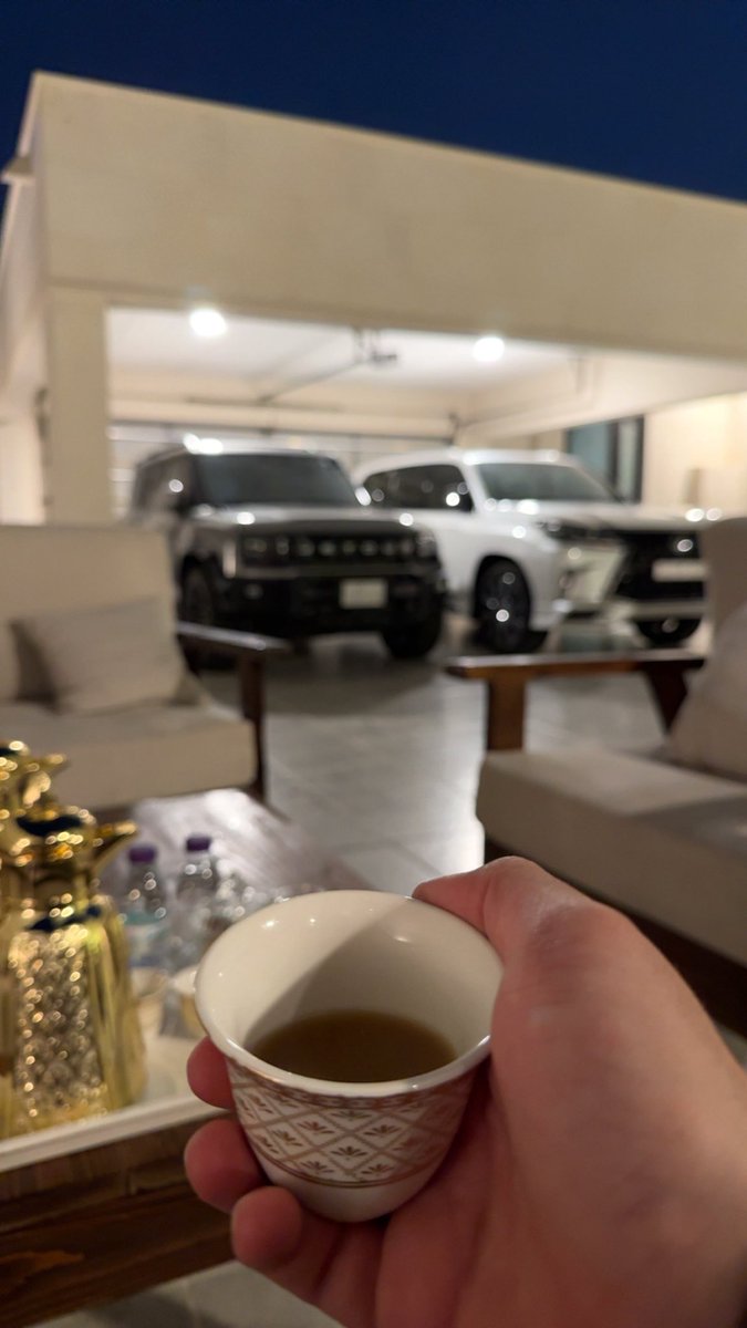 قنوع بكل شيء الا في تقديري لذاتي
ماتليق فيني الهوامش وانا عنوان واضح!