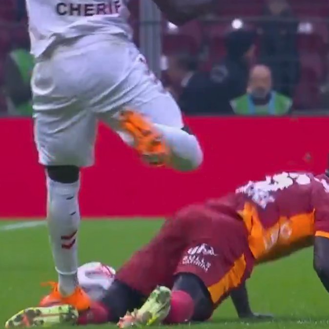 Oyuncularımıza yapılan gaddar hareketler cezasız bırakılmaya, ödüllendirilmeye devam ediyor!

Galatasarayımız Operasyon Çocukları tarafından sistematik şekilde saldırıya uğruyor!

#ultrAslan