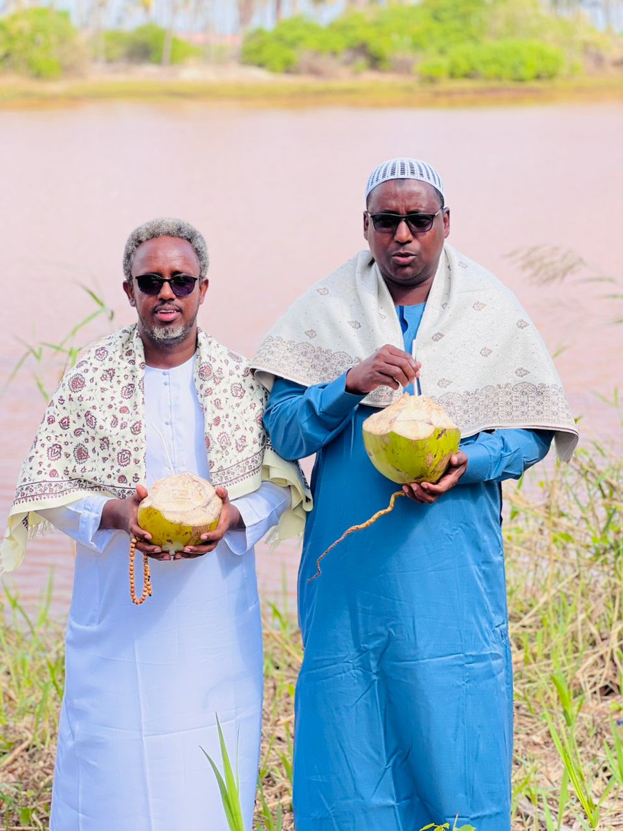 Nurjaako's tweet photo. December 2025
In Goobweyn where Jubba river pours water to Indean ocean meeting with friends there. https://t.co/EpXz7pGF1U