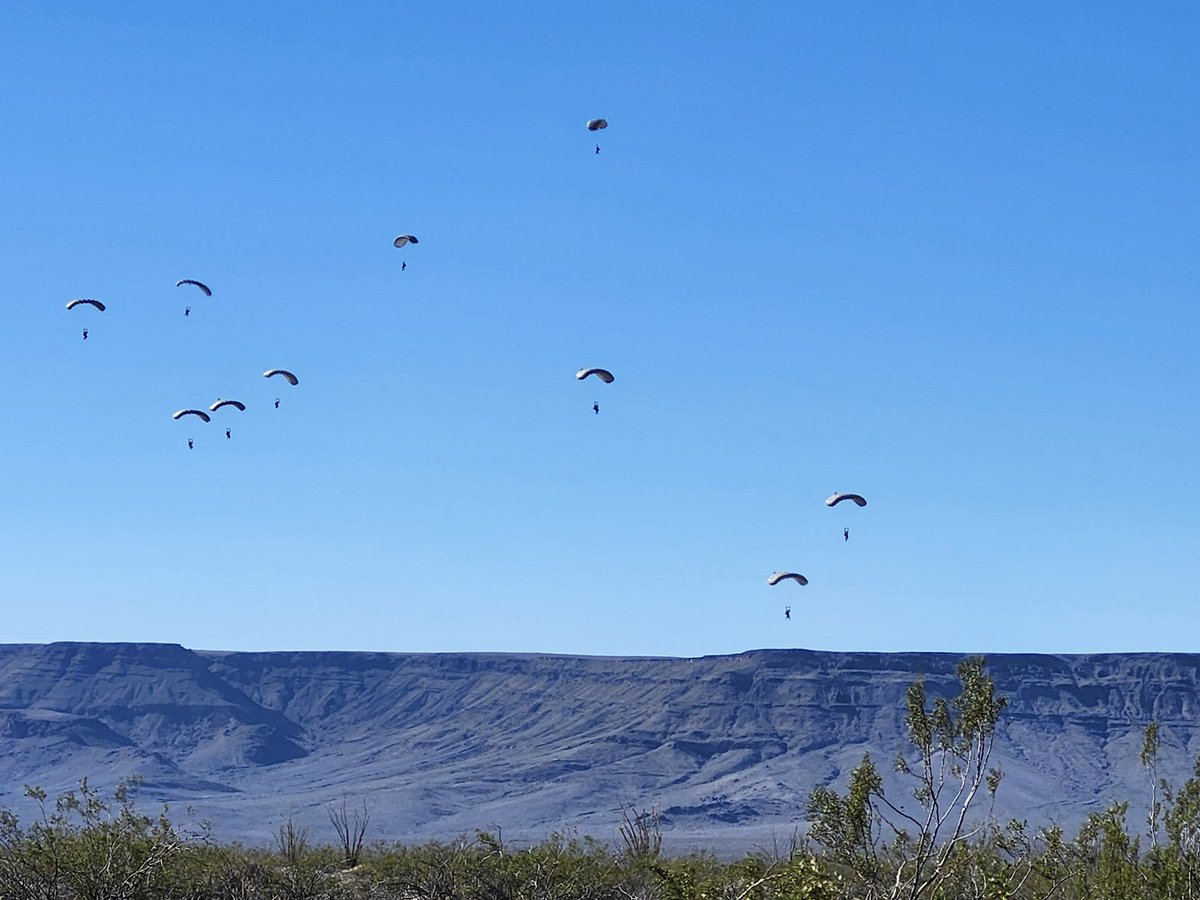 ComputerScrap50's tweet image. I&apos;m in the desert I see a truck and 2 vans go by up on the next road up. About 30 minutes later I look up a see this, yep skydvers and quite a few too. They landed about half a mile away from my land. What cool stuff will I see next on my adventures.