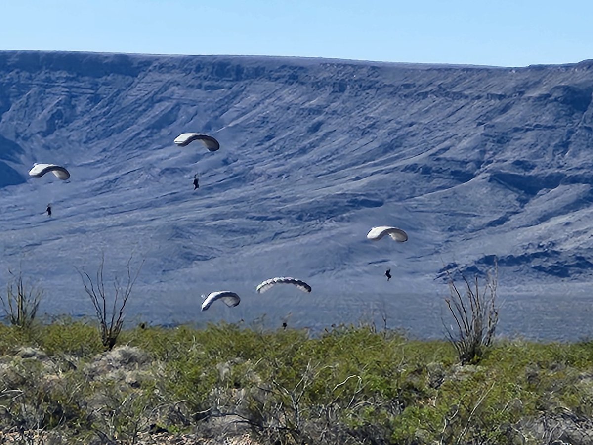 ComputerScrap50's tweet image. I&apos;m in the desert I see a truck and 2 vans go by up on the next road up. About 30 minutes later I look up a see this, yep skydvers and quite a few too. They landed about half a mile away from my land. What cool stuff will I see next on my adventures.