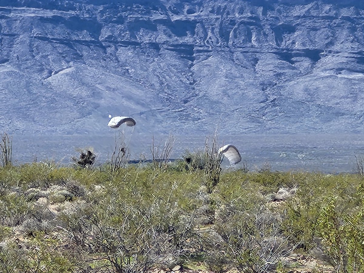 ComputerScrap50's tweet image. I&apos;m in the desert I see a truck and 2 vans go by up on the next road up. About 30 minutes later I look up a see this, yep skydvers and quite a few too. They landed about half a mile away from my land. What cool stuff will I see next on my adventures.