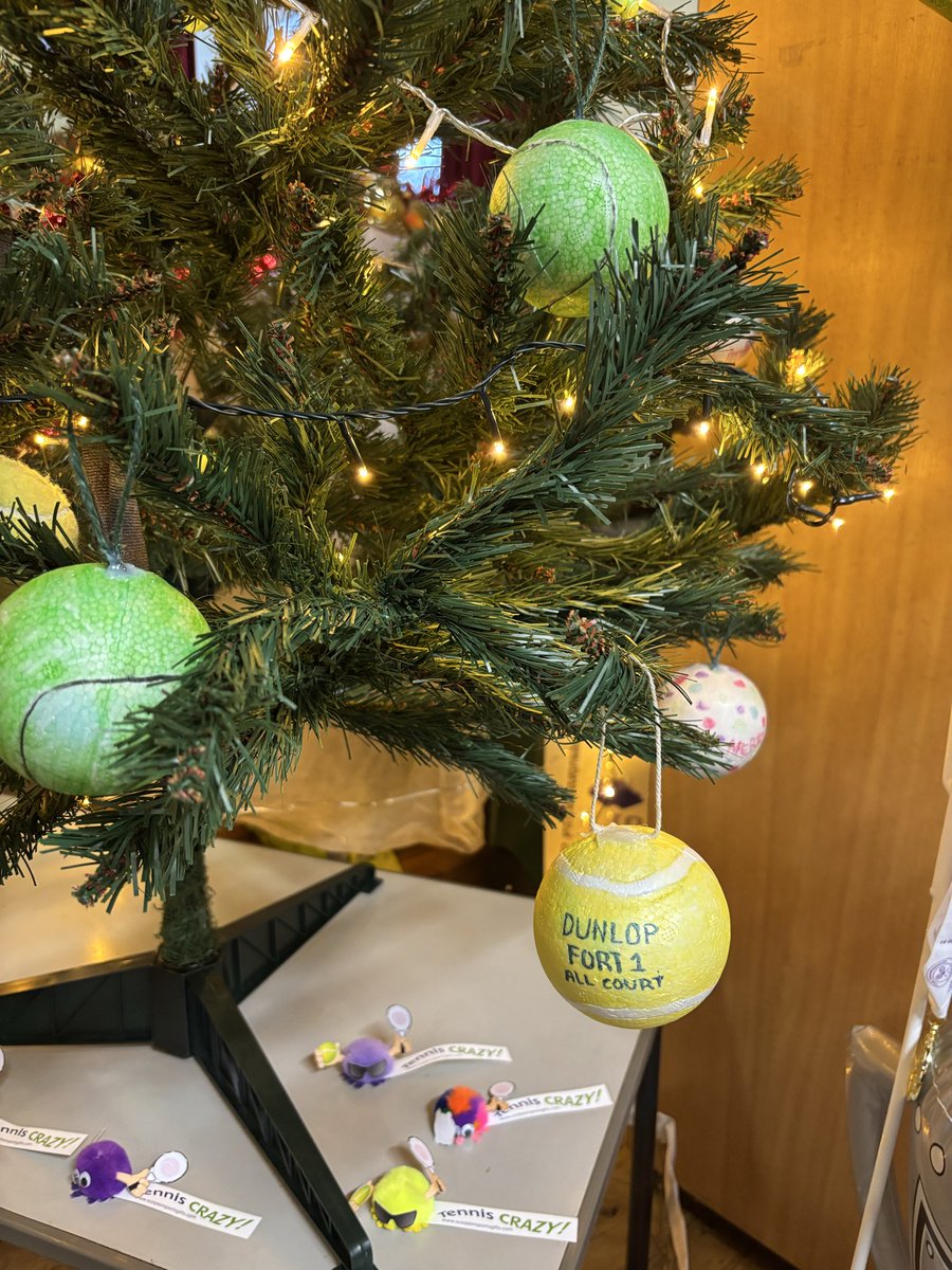 Our village tennis club (Hawkshaw) has decorated a “tennis tree” and <a href="/andy_murray/">Andy Murray</a>  and <a href="/TimHenmanFDN/">Tim Henman Foundation</a> are our ‘angels’!!! All the kids have decorated foam balls into tennis balls 💖 <a href="/JudyMurray/">judy murray</a>  🎾🎾🎄🎄