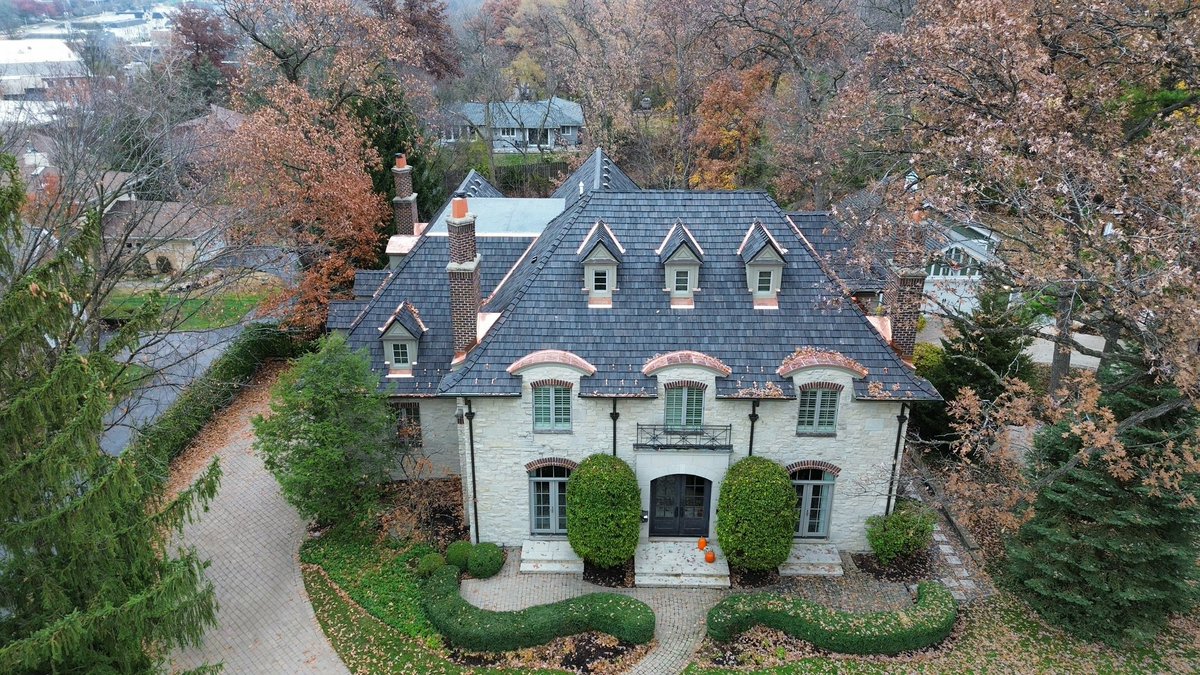 ShakeGuys's tweet photo. Shake Guys installed a new Brava Synthetic Cedar Shake Roof including Custom Copper Accents and Snow Guards on this majestic Hinsdale, IL home! The tile color is called Weathered. 🏠Phenomenal Job Team!💯🫡🏆

🖱Learn More about Brava>> https://t.co/qgGP0X8gxF https://t.co/FgxmYeyiXv