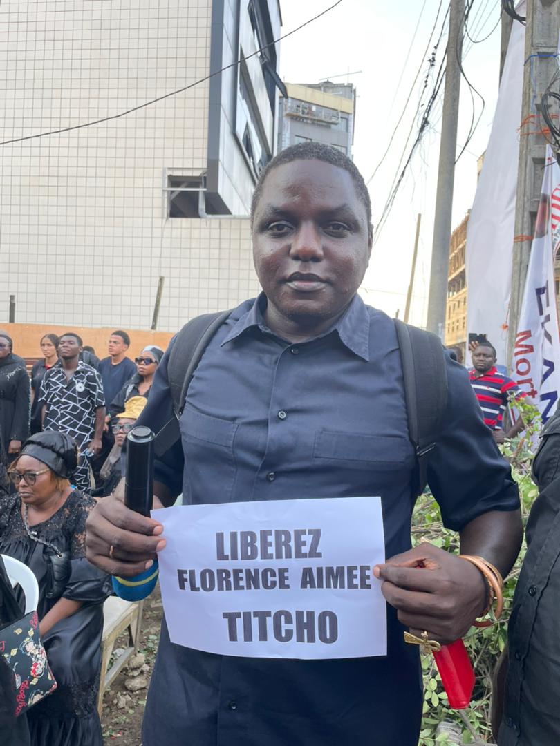 Stand4Cameroon's tweet photo. Nous avons plus de 1900 https://t.co/t6vLiGVucN en détention. Leur libération est absolument nécessaire! 

Il ne faut pas qu'une seule autre personne tombe malade ou meurt entre les mains du Régime Biya! 
Ça suffit! 
Libérez!

#FreeCameroon 
#FridayInBlack https://t.co/W6EX1whqH3