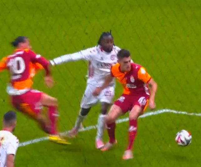 Galatasaray doğranmaya devam ediyor.

1 penaltı 
1 kırmızı kart es geçildi.