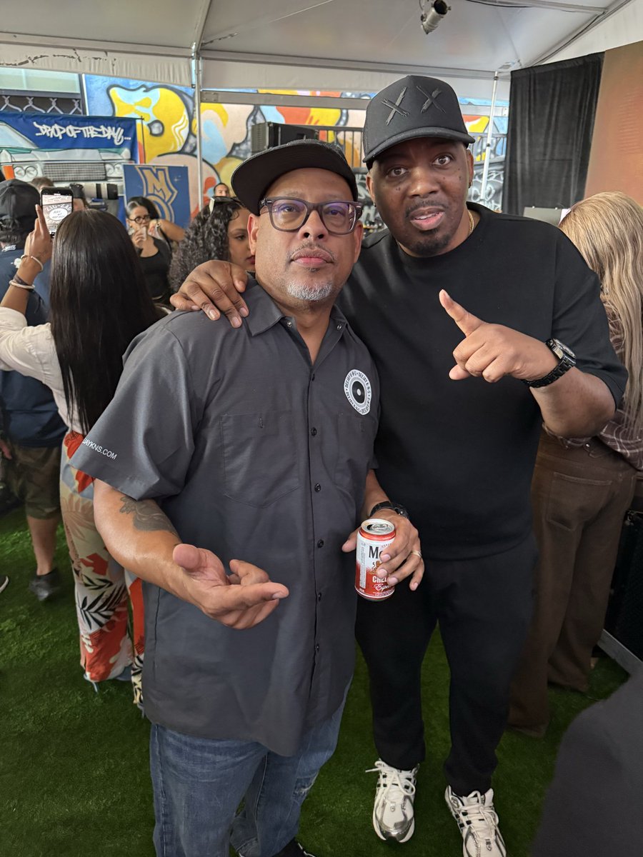 DeeJayKNS's tweet photo. Finally got to meet one of my favorite artist/producers of all time. Big ups to the green eyed bandit @erick_sermon . #DeeJayKNS #OGradio #artbasel #artbaselmiami https://t.co/o61MvHHcoV