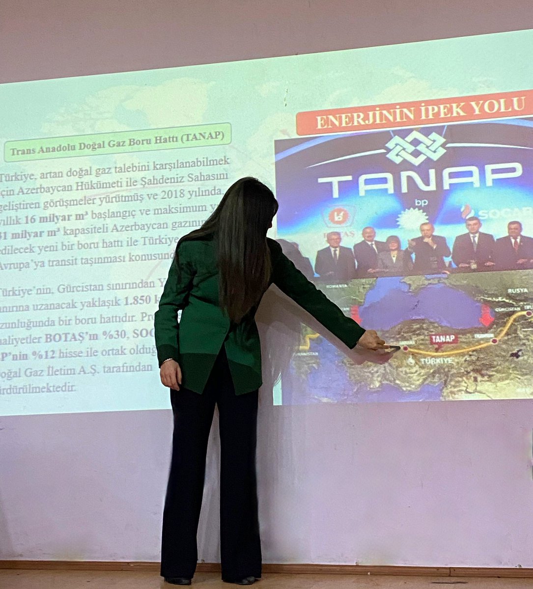 ecemmunall's tweet photo. 1912 yılında kurulan Türk Ocağı’nda bugün konferans vermenin değerini yaşadım. 
Türk Dünyasında Enerji Güvenliğini konuştuğumuz bu programda kıymetli hocalar ve dinleyiciler ile tanıştım.🇹🇷 https://t.co/GKBmrxWoxZ