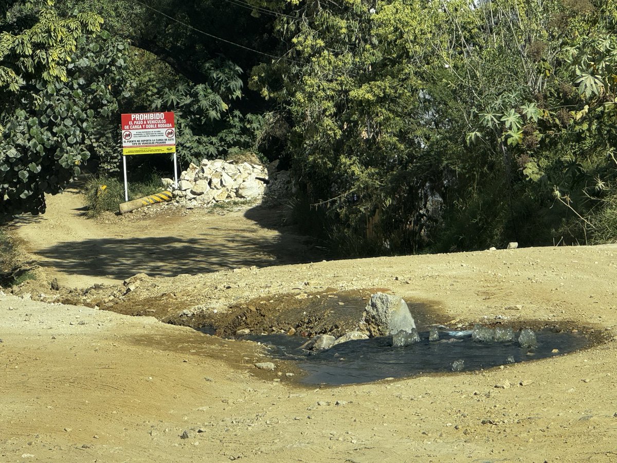 aritatibb's tweet photo. Hoy @MunicipioOaxaca a través de @SOAPA_Oax me dicen que no pueden venir a arreglar un drenaje que no funciona porque está fuera de su zona de trabajo, pero que su dependencia #obraspublicasoaxaca sí puede clausurar una obra en el mismo lugar. Hoy la incompetencia ganó. https://t.co/jwwBZcryGp