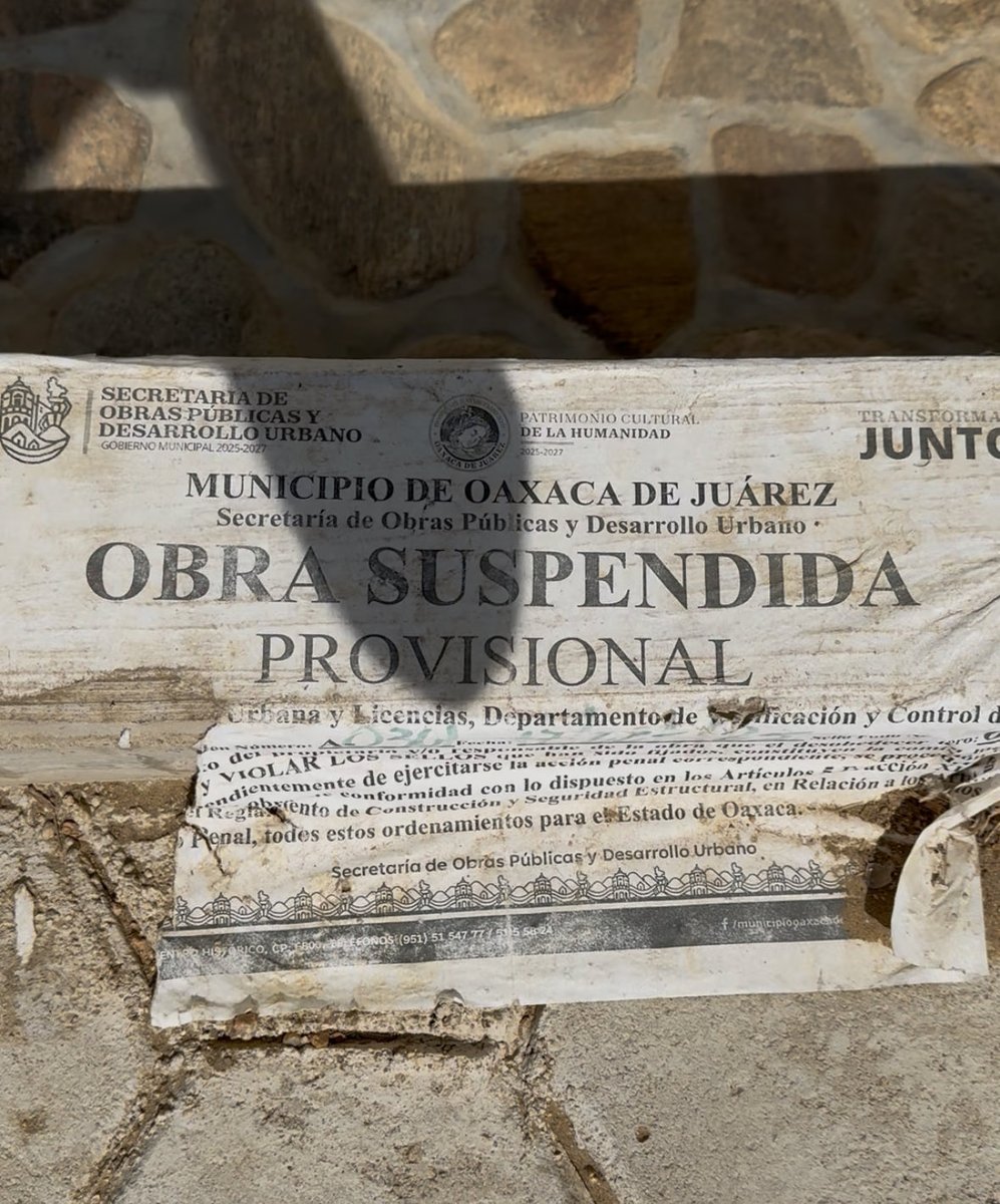 aritatibb's tweet photo. Hoy @MunicipioOaxaca a través de @SOAPA_Oax me dicen que no pueden venir a arreglar un drenaje que no funciona porque está fuera de su zona de trabajo, pero que su dependencia #obraspublicasoaxaca sí puede clausurar una obra en el mismo lugar. Hoy la incompetencia ganó. https://t.co/jwwBZcryGp