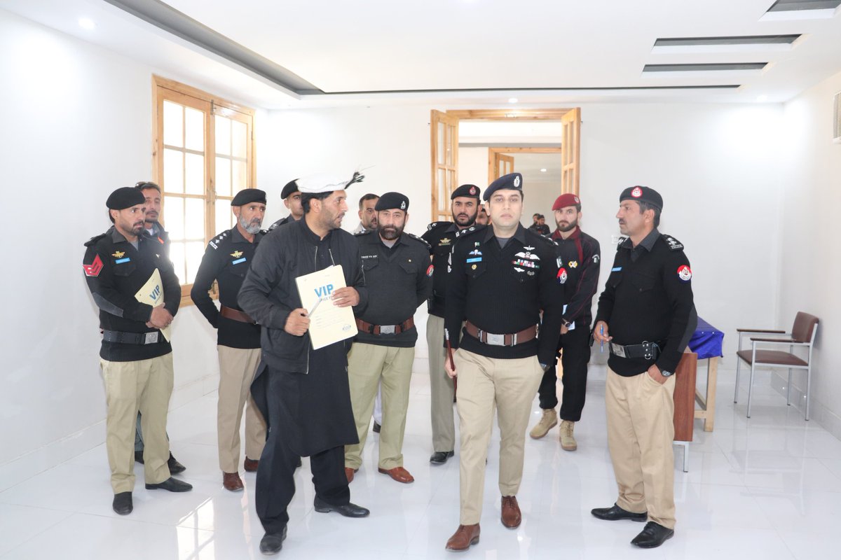 ChitralPolice's tweet photo. نو تعینات ڈی پی او لوئر چترال رفعت اللہ خان (PSP) نے پولیس سہولت مرکز زرگراندہ کا دورہ کیا اور مختلف شعبہ جات کا معائنہ کیا۔ انہوں نے سروسز کی کارکردگی پر اطمینان کا اظہار کرتے ہوئے مزید بہتری کی ہدایت جاری کی۔ https://t.co/dxgMYtkbSP