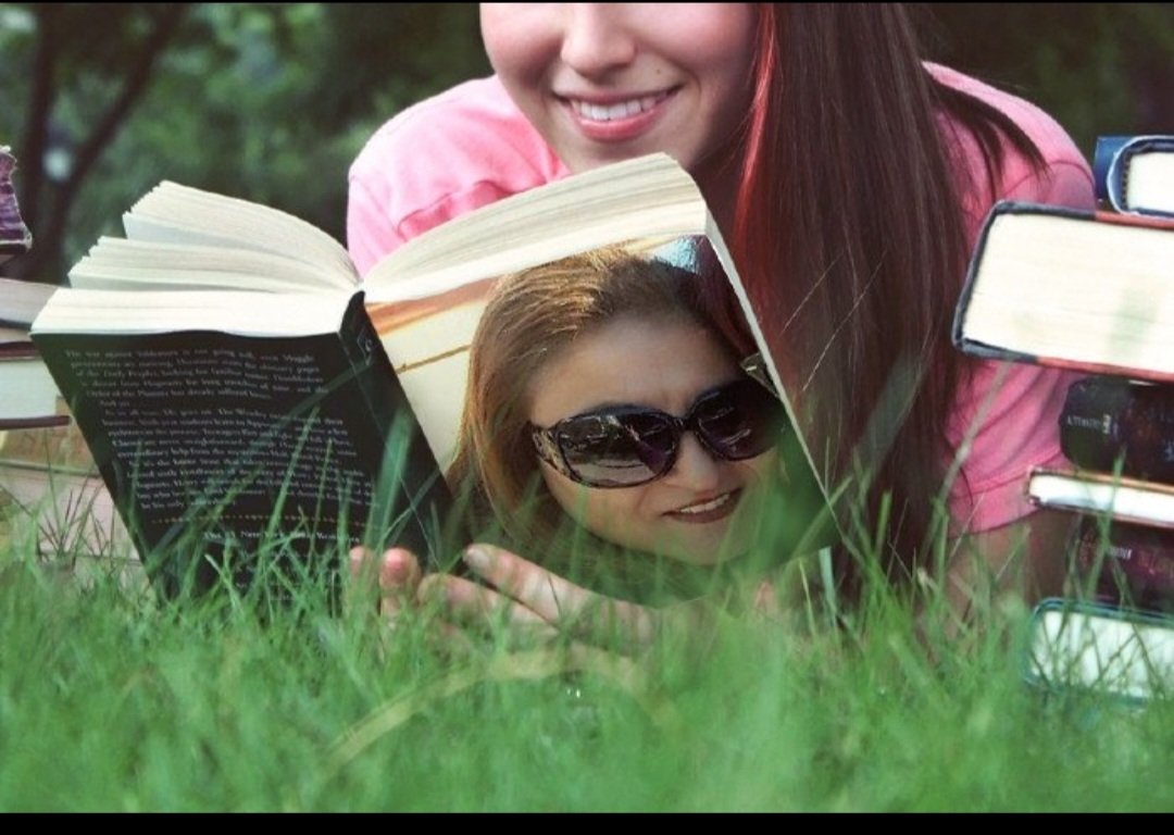 ŞiiR   OkuyaN...
KadıN...
S£viLM£z  Mi..
HafıZ...

H£L£...
Bir  D£...
Şiir  YaZıYorSa..

RuHuNu...
ELiN£...
T£sliM...
 Et  GitsiN...!

 HikM£t A.Özt£kin