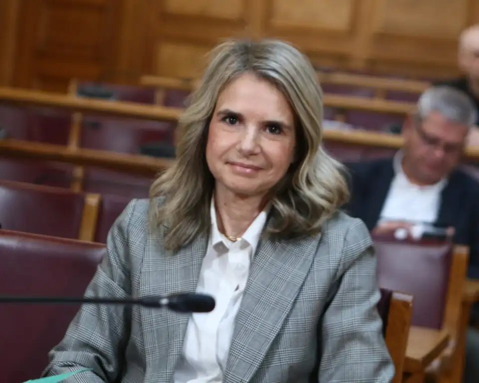 Αξίζουν πάντως συγχαρητήρια στις δύο εικονιζόμενες γιατί με τις ερωτήσεις τους, έχουν πετυχει στην εξεταστική, τον πλήρη εξευτελισμο της κυβερνησης και των εμπλεκόμενων κομματικών στελεχών της. Επιτέλους λίγη ουσιαστική αντιπολίτευση.