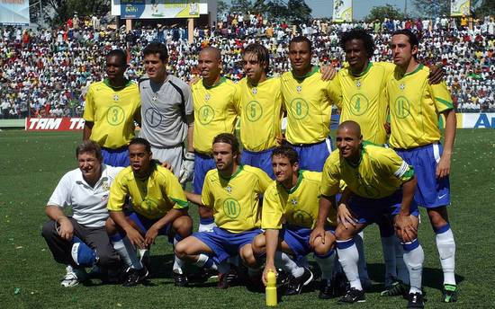_andreyray's tweet photo. brasil x haiti me lembra roger flores com a camisa 10 https://t.co/lUpdQhQvBe