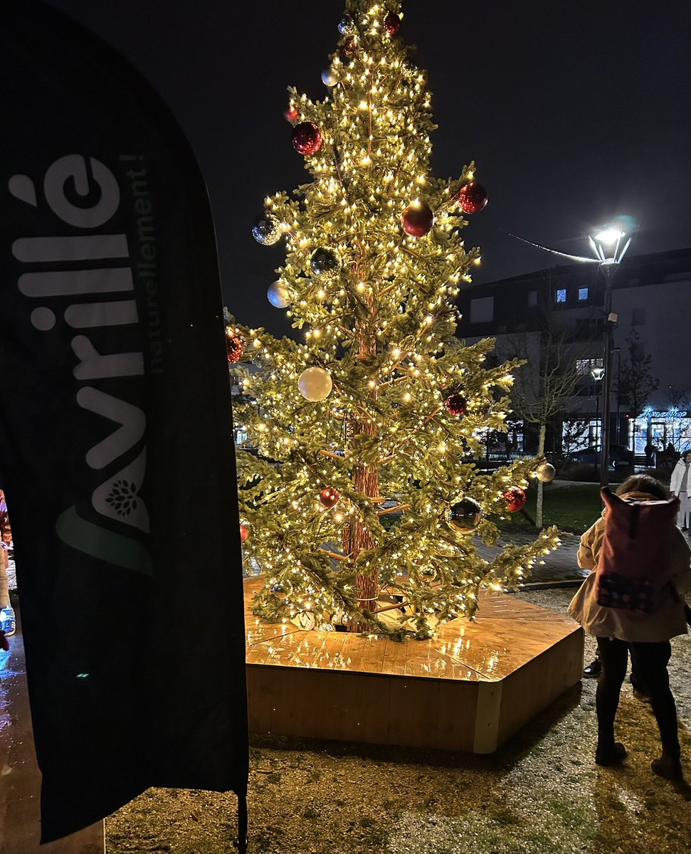 CarolineHS_49's tweet photo. #NoëlMagique c’est parti ! Ce soir, avec les enfants d’#Avrillé j’ai lancé les illuminations qui vont animer et embellir notre ville tout au long du mois de décembre #AngersMétropole #Noël https://t.co/PhcPIgF51l