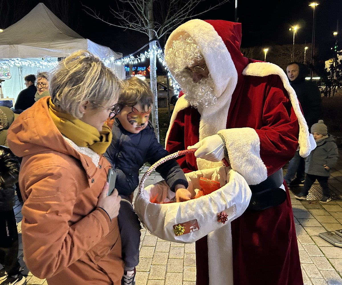 CarolineHS_49's tweet photo. #NoëlMagique c’est parti ! Ce soir, avec les enfants d’#Avrillé j’ai lancé les illuminations qui vont animer et embellir notre ville tout au long du mois de décembre #AngersMétropole #Noël https://t.co/PhcPIgF51l