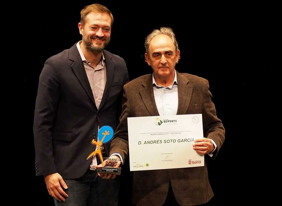 🏆 PREMIADOS 53 GALA DEL DEPORTE
👇PREMIO NUMANCIA 2017 A LA TRAYECTORIA
👟Andrés Soto García, por sus casi 30 años dedicado a la práctica deportiva con personas con distintas capacidades, por su trayectoria como dirigente y también como deportista. Premio concedido <a href="/Ayto_Soria/">Ayuntamiento de Soria</a>