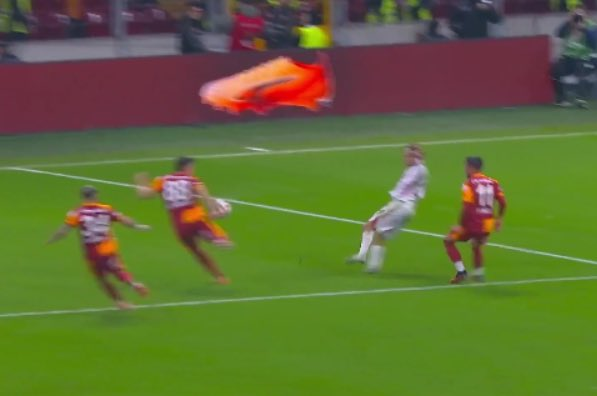 DOĞAL KONUMDA DEĞİL!

VÜCUTTAN SEKMİYOR!

AMA FORMA RENGİ SARI KIRMIZI OLDUĞU İÇİN NET PENALTI ES GEÇİLDİ!

SİZİ MEZAR DAHİ KABUL ETMEYECEK!