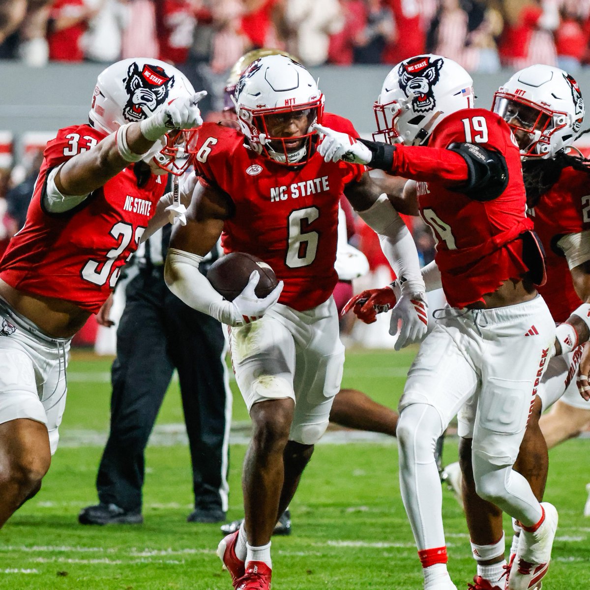 fleischman_noah's tweet photo. NC State CB Devon Marshall put together a breakout senior season this fall:

42 total tackles
15 pass breakups (leads FBS)
2 interceptions
1 forced fumble
46.9% completion rate allowed (T-5 in FBS, min. 400 snaps played) https://t.co/HdpWs2GQzL