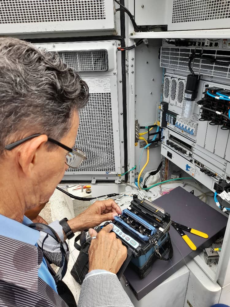 Trabaja <a href="/ETECSA_Cuba/">ETECSA</a> en la puesta en funcionamiento de una nueva Radio Base Movil en el CP Marti del municipio Guaimaro en #CamagueyPorTodos
#EtecsaTeAcompaña