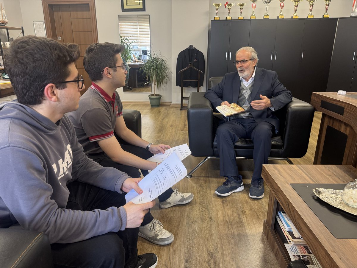 piri_al's tweet photo. Eğitimci-yazar Ali Erkan Kavaklı hocamızı okulumuzda ağırladık.
Öğrencilerimiz Kaşif Dergisi için röportaj yaptı; hocamız da tecrübeleriyle gençlerimize ilham verdi.
Hocamız, kitabını Okul Müdürümüz Durmuş ÇELİKTEN’e imzalayarak hediye etti.

@bahcelievlermem @durmuscelikten https://t.co/ZiMOSRc1zP