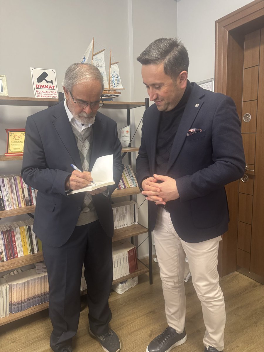 piri_al's tweet photo. Eğitimci-yazar Ali Erkan Kavaklı hocamızı okulumuzda ağırladık.
Öğrencilerimiz Kaşif Dergisi için röportaj yaptı; hocamız da tecrübeleriyle gençlerimize ilham verdi.
Hocamız, kitabını Okul Müdürümüz Durmuş ÇELİKTEN’e imzalayarak hediye etti.

@bahcelievlermem @durmuscelikten https://t.co/ZiMOSRc1zP