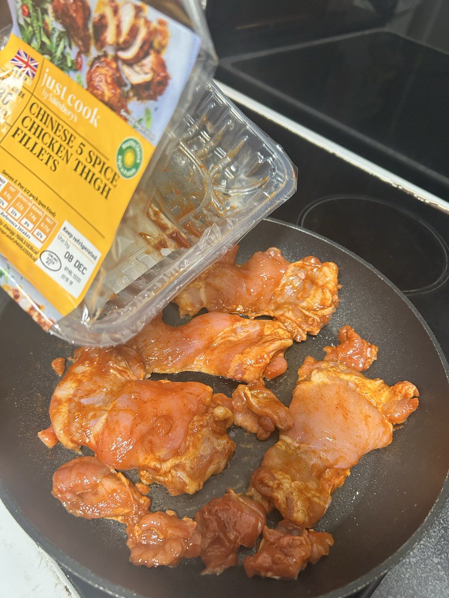 minimocha_'s tweet photo. @sainsburys very disappointed to start cooking Chinese 5 spice chicken thigh fillets to find that the char Sui sauce packet that should come with them, is missing out of the tray 👎🏼 https://t.co/5HmFgB00Pb