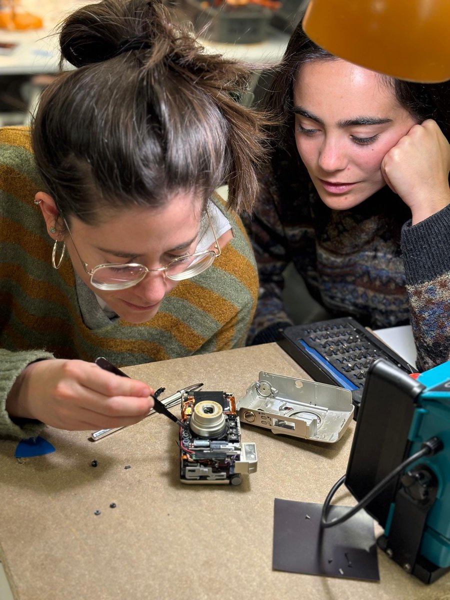 bmanresaab's tweet image. Dijous #RestartParty #bibliolabXBM #TransformaTrastos amb el Pau i l’Aleix de La Codornella ♻️🔧 per descobrir què amaguen els aparells electrònics, donar-los una segona vida i repensar com consumim tecnologia 🙌🔝

#Bibliolab #cocreabibliolab #manresa #bibliotequesxbm