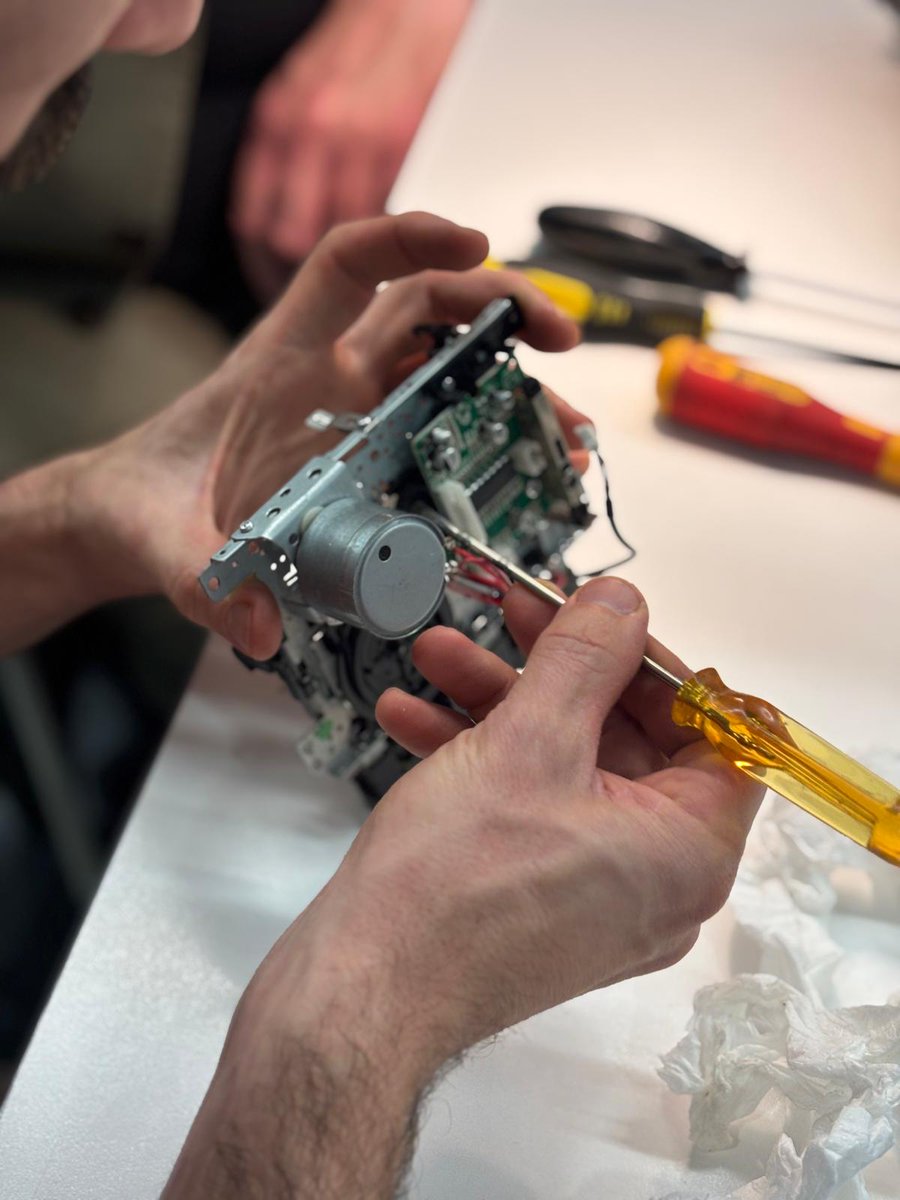 bmanresaab's tweet image. Dijous #RestartParty #bibliolabXBM #TransformaTrastos amb el Pau i l’Aleix de La Codornella ♻️🔧 per descobrir què amaguen els aparells electrònics, donar-los una segona vida i repensar com consumim tecnologia 🙌🔝

#Bibliolab #cocreabibliolab #manresa #bibliotequesxbm