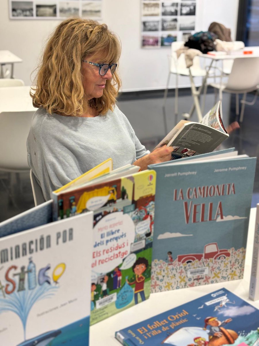 bmanresaab's tweet image. Dijous #RestartParty #bibliolabXBM #TransformaTrastos amb el Pau i l’Aleix de La Codornella ♻️🔧 per descobrir què amaguen els aparells electrònics, donar-los una segona vida i repensar com consumim tecnologia 🙌🔝

#Bibliolab #cocreabibliolab #manresa #bibliotequesxbm