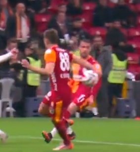 Top vücuttan sekmiyor, kol açık ve doğal konumunda değil, topu kesiyor. 

%100 penaltı, bu ligin bir meşruiyeti kalmamıştır.