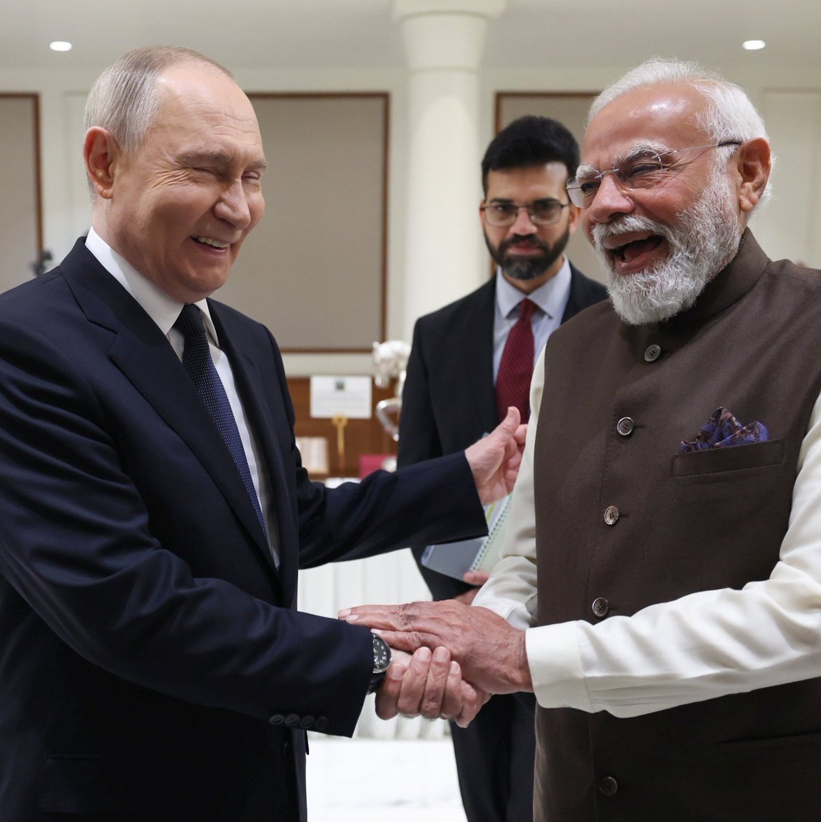 Путин в Индию съездил, у рогулей сгорает жопа.
Путин с Трампом встретился, у рогулей сгорает жопа.
Путин кефирчик выпил, у рогулей сгорает жопа.
Путин просто существует, у рогулей сгорает жопа.