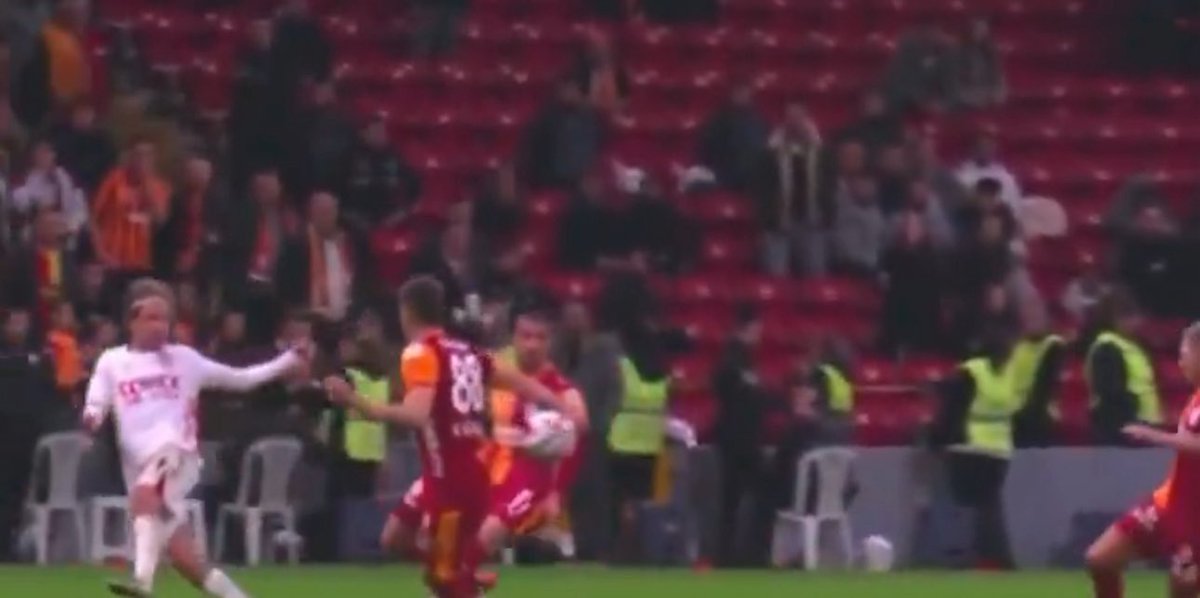 Skor 3-2 Dakika 90+5… Samsunspor’un verilmeyen net penaltısı.. Anadolu takımları her zaman olduğu gibi 3 Kardeşe karşı doğranıyor. Anadolu takımları 3 Büyütülmüşlerle mücadele ederken sadece rakibiyle değil, koca bir adaletsizlikle de mücadele ediyor.