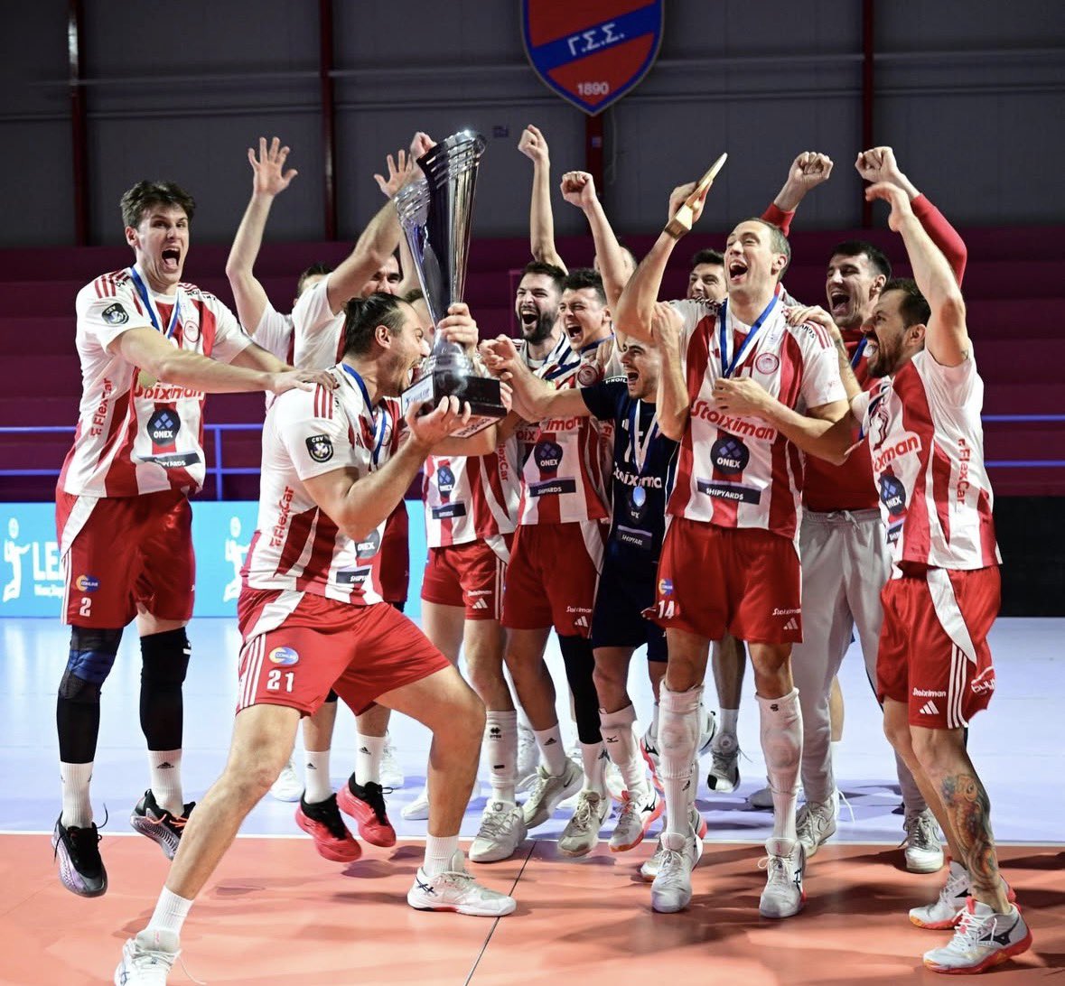 7Korkis's tweet photo. Άλλοι σήμερα σήκωσαν άλλο ένα τίτλο και άλλοι σήκωσαν ομπρέλες!ότι μπορεί ο κάθε ένας! #OlympiacosBC https://t.co/l8gBZPhopw