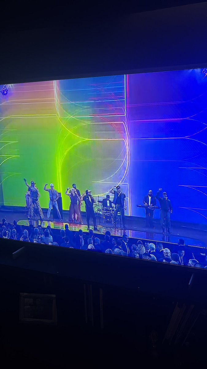 #SorteoMundial2026
Es la 1ª vez que veo empezar una actuación musical sin estar los músicos en el escenario. Menudo playback.