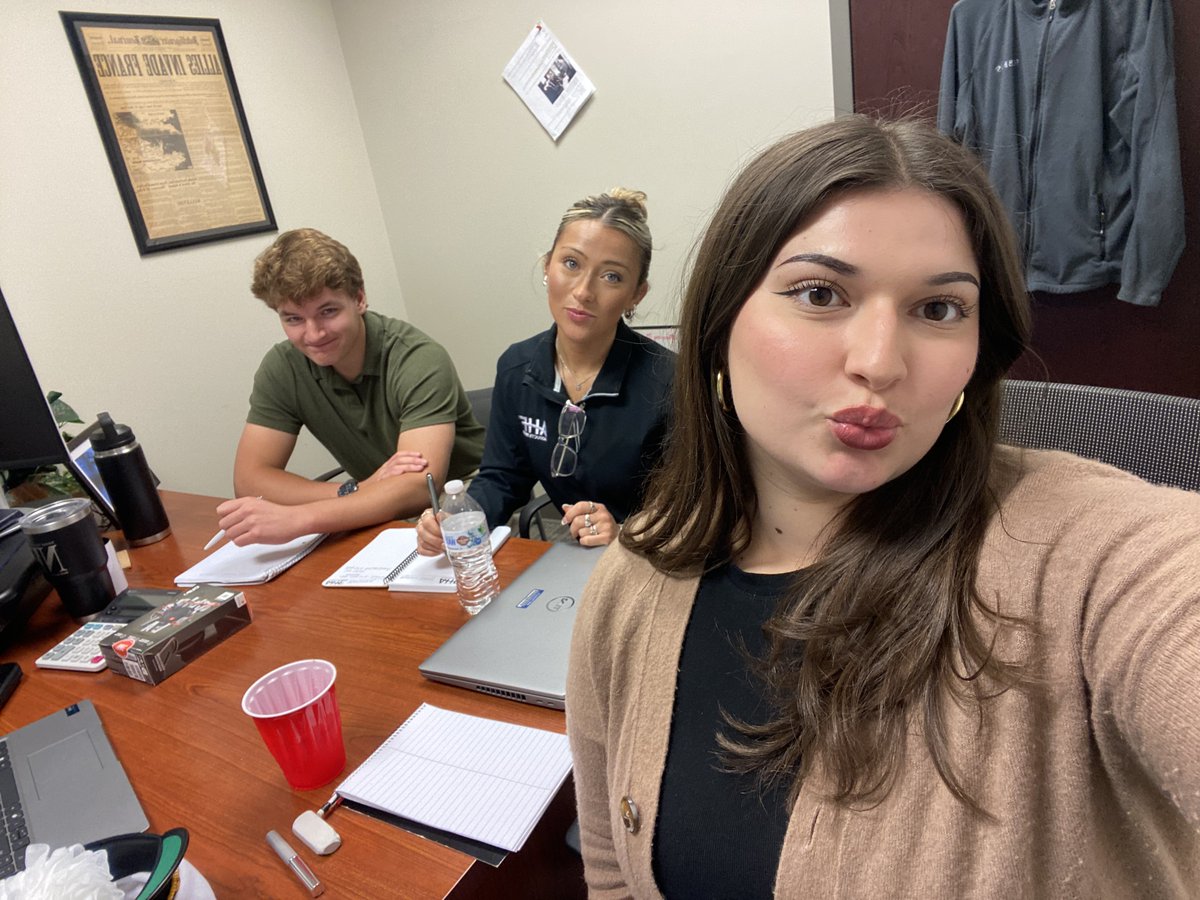 smembrenoycp's tweet image. Intern takeover! Taking over Mike&apos;s office for the day 😎📷 #WorkMode #Officevibes #SPM230 #teamworkmakesthedreamwork
@CarlyOgurcak