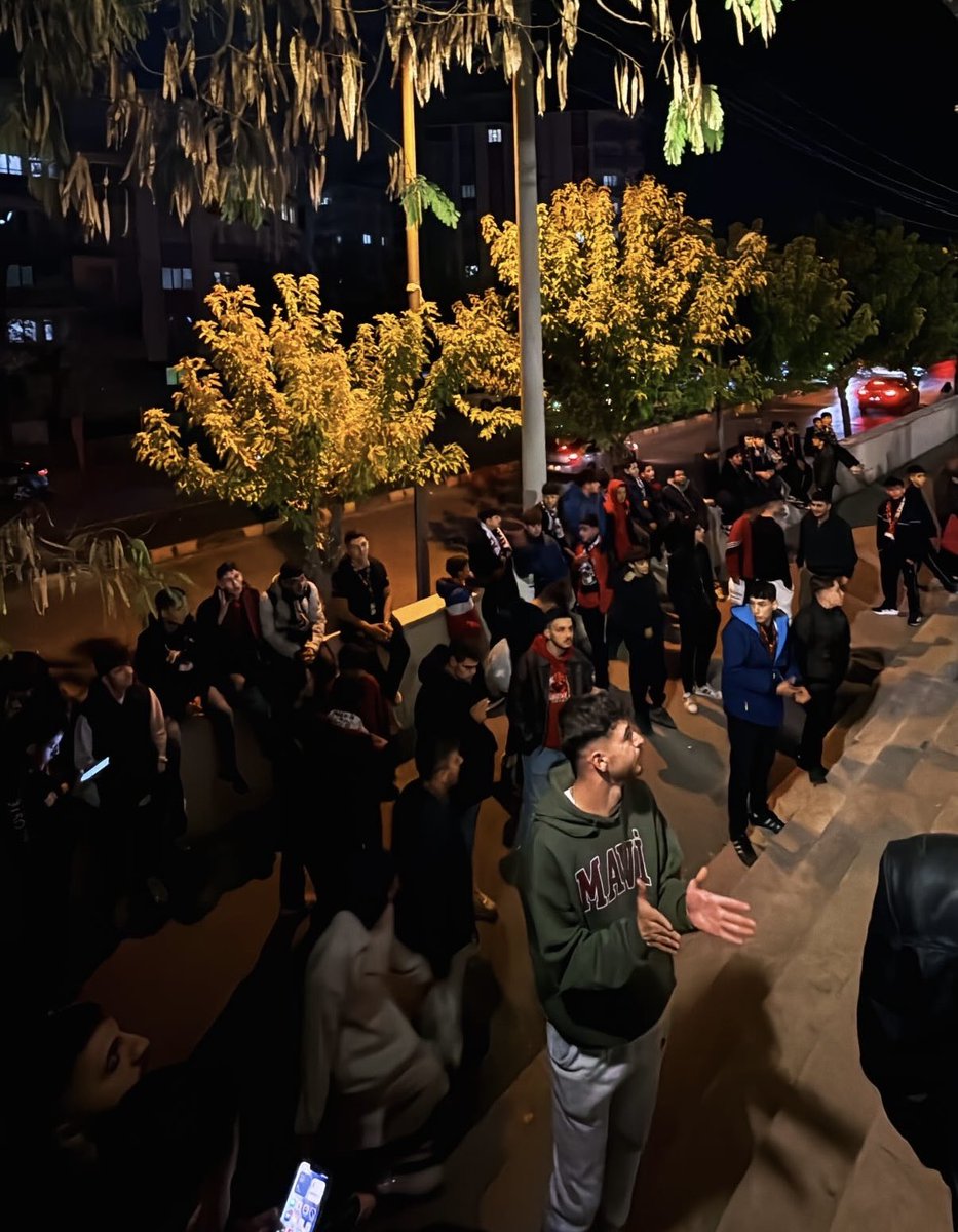 YÜRÜYORUZ ADIM ADIM!

Son topa kadar takımımızın yanında olan, galibiyette rol alan tüm grup üyelerimize ve taraftarlarımıza teşekkür ederiz.

#ForzAntepGrubu