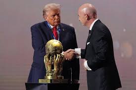 Quina vergonya veure com el president de la FIFA, Gianni Infantino, li dona el premi de la Pau al president  Donald Trump en començar el sorteig del Mundial 2026 al Kennedy Center de Washington D.C.