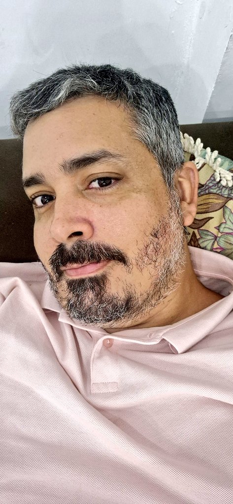 pocdeesquerda's tweet image. Deitado na sala dos professores enquanto espero a chave do alojamento (durmo aqui hj pq temos visita de campo amanhã). Não posso reclamar pq da ultima vez acabei levando a chave e demorei 1 semana pra entregar 😬